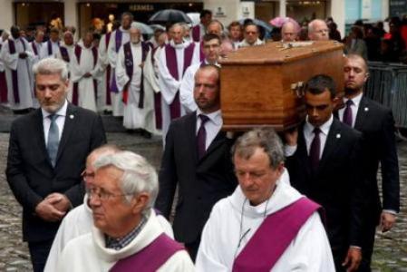  تشييع الكاهن الذي قتل ذبحا في كنيسته وسط اجراءات امنية مشددة في فرنسا