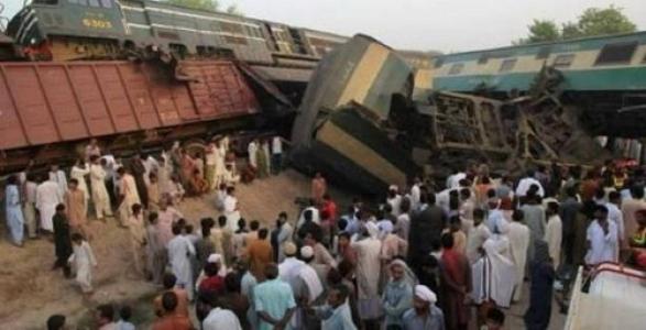 مقتل 11 شخصا في تصادم بين قطارين في باكستان