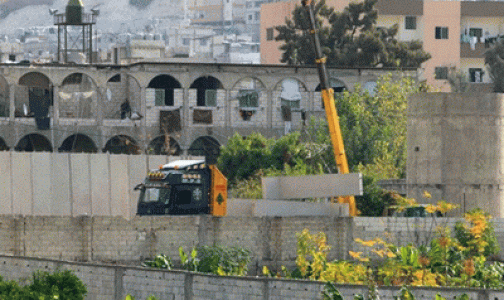 الفلسطينيون بناشدون عون: الجدار شرخ كبير 