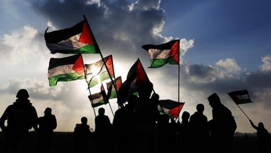 غزةُ تكتبُ بالدمِ تاريخَها وتسطرُ في المجدِ اسمَها