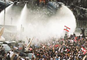  عشرات الجرحى في صدامات غير مسبوقة وسط بيروت ومطالبة باستقالة الحكومة اتّساع تحرّك 