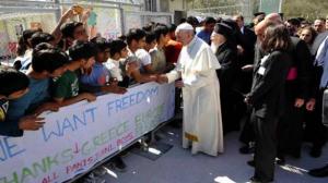 البابا فرنسيس اصطحب 12 لاجئاً سورياً مسلماً من ليسبوس وناشد العالم إيجاد حلول ''تليق بإنسانيتنا المشتركة''
