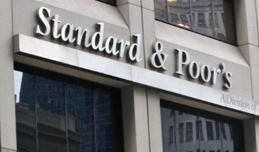 «ستاندرد آند بورز» تُخفِّض تصنيف 3 مصارف