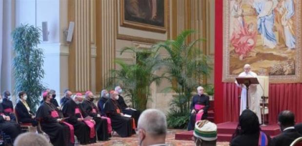 البابا فرنسيس: لبنان يمرُّ بأزمة داخليّة وخطر فقدان هويّته